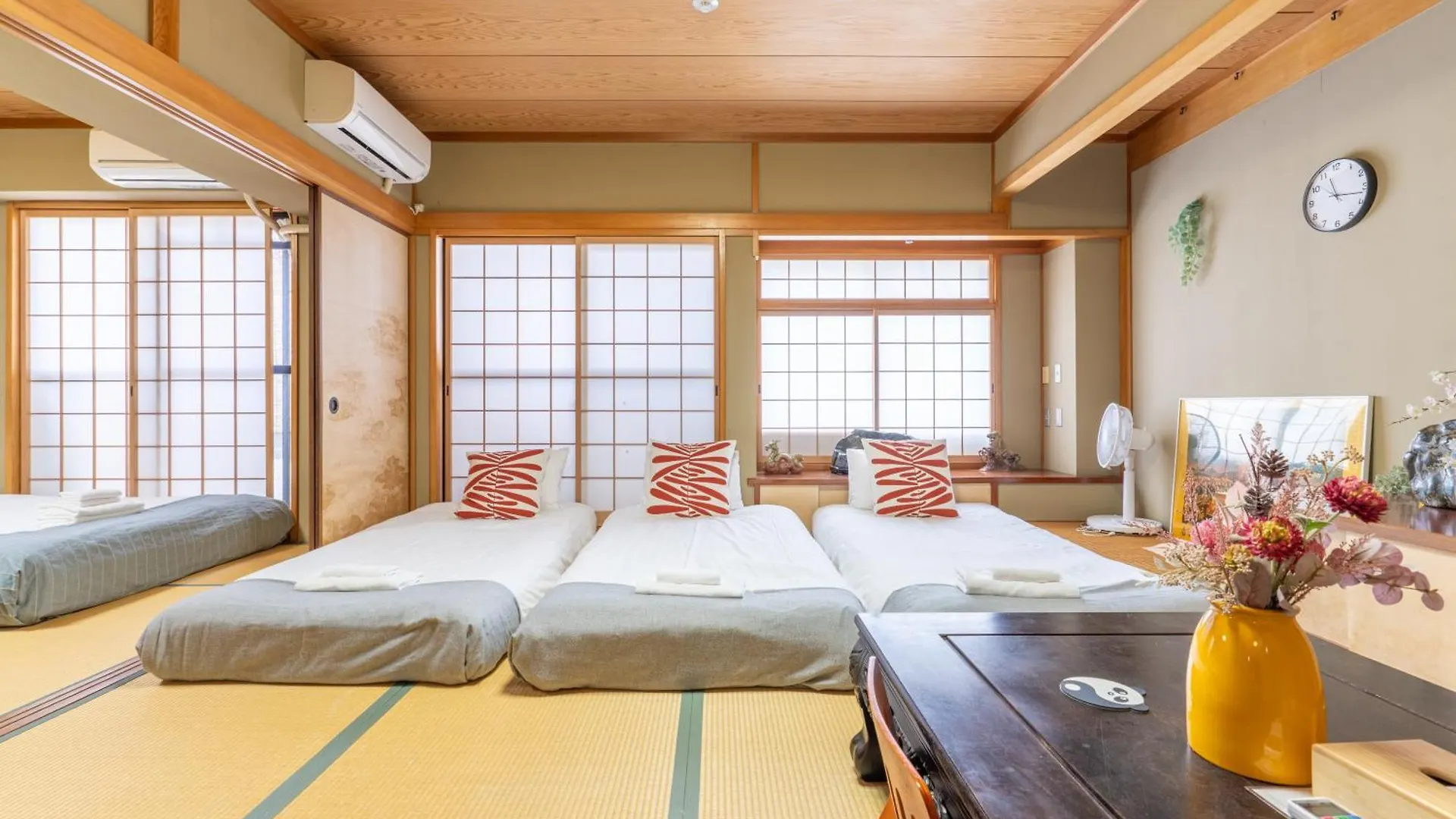 天满桥 Guest House #有电梯 #步行大阪城 #赏樱花必打卡点 #直达梅田 京都 #多浴室多厕所非常适合家庭客人入住 #免费wifi Osaka
