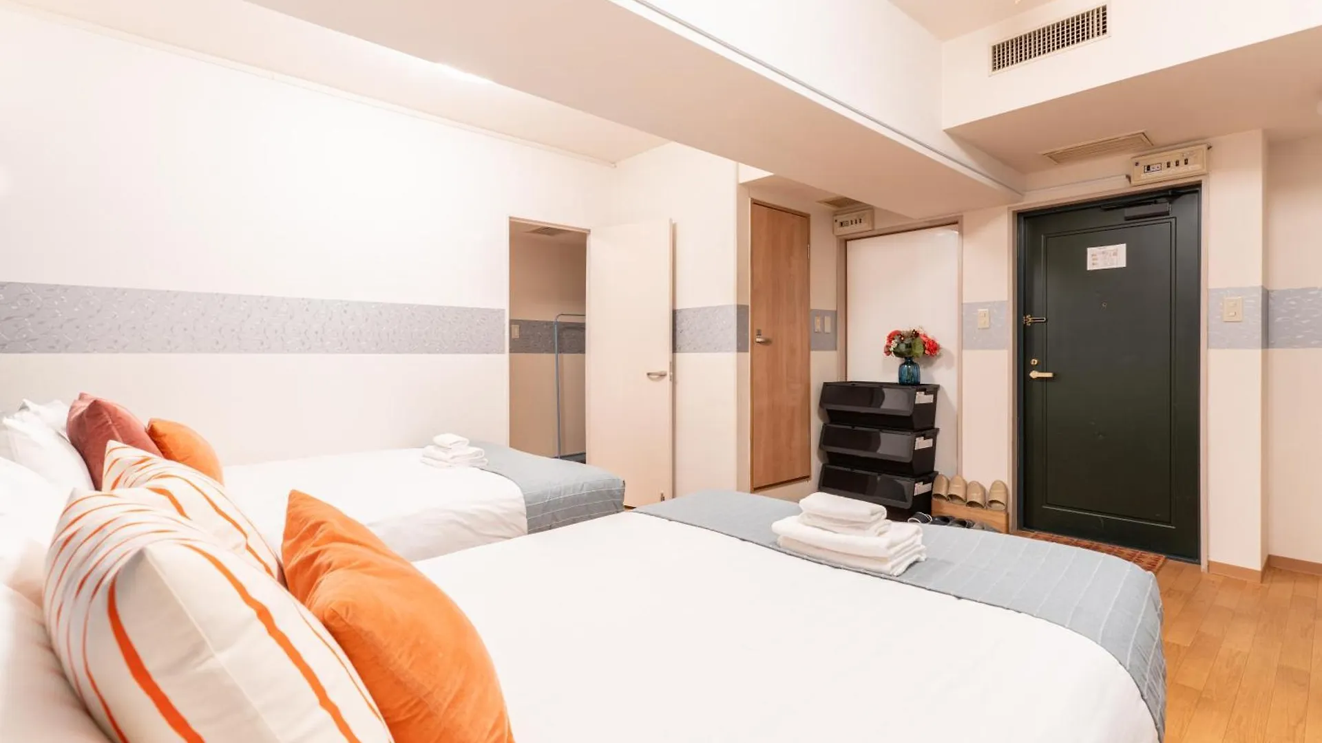 天满桥 Guest House #有电梯 #步行大阪城 #赏樱花必打卡点 #直达梅田 京都 #多浴室多厕所非常适合家庭客人入住 #免费wifi 0*, Osaka Japan